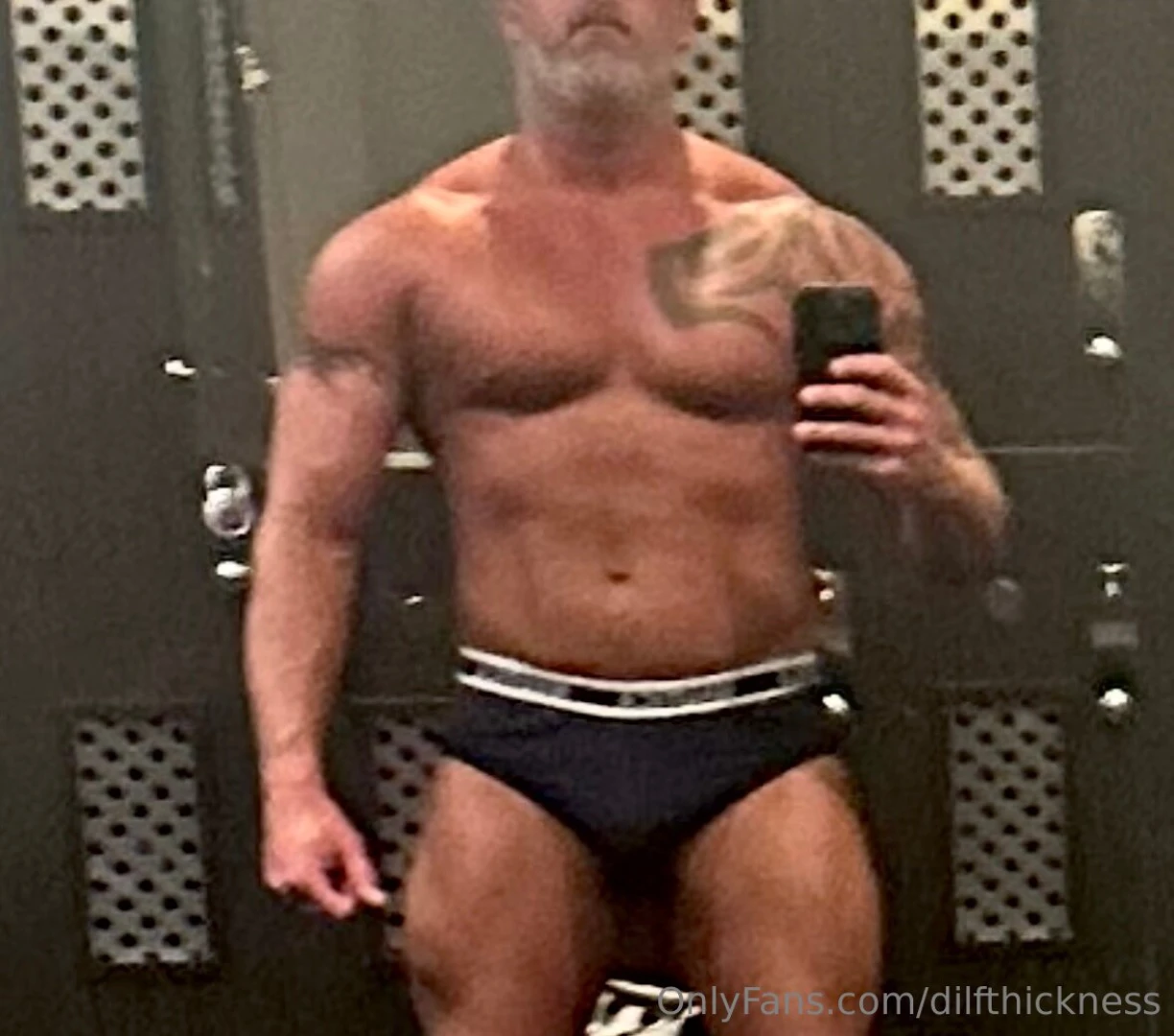 When the gym lights hit different 