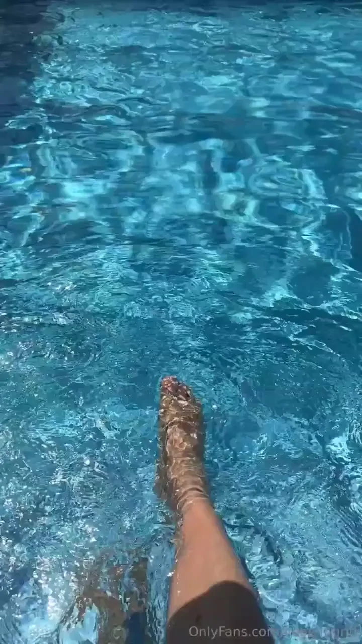 Entspanne dich im pool 