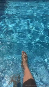 Entspanne dich im pool