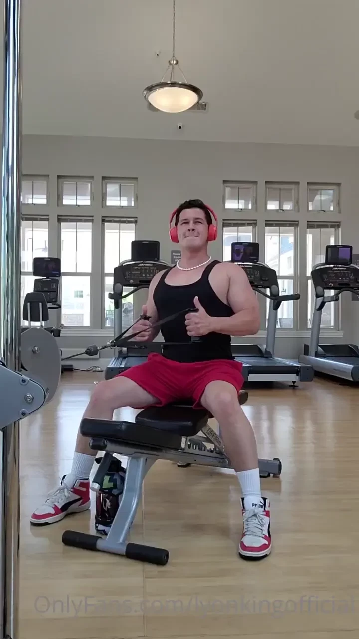Who loves a sweaty big boy come and smell my pits 