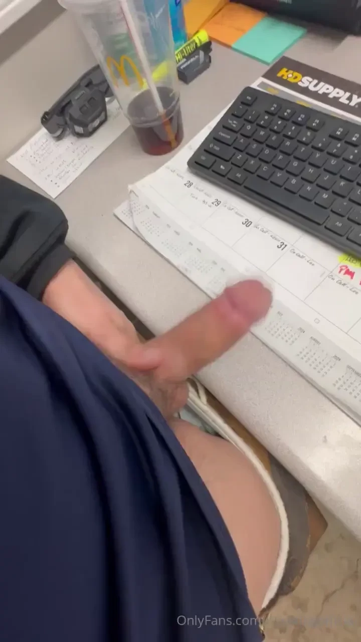 This cold weather got my dick rock hard at the office who wants to be 