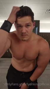 Some flexing inspecltion after chest day who wants to rub daddy s