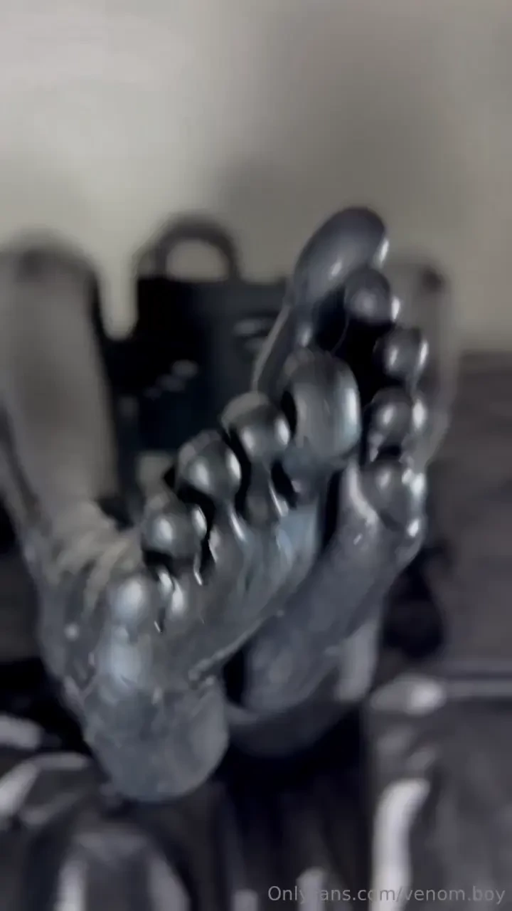 I noticed that you like my latex feet here you have them polish them 