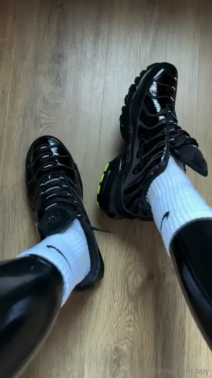 Perfect legs rubber white socks and shiny nike tn sneakers 