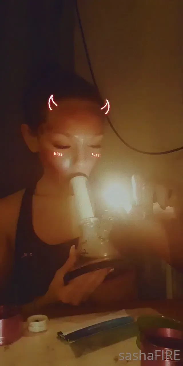 Bog standard face mask and a bong vid but i look supa cute gt 