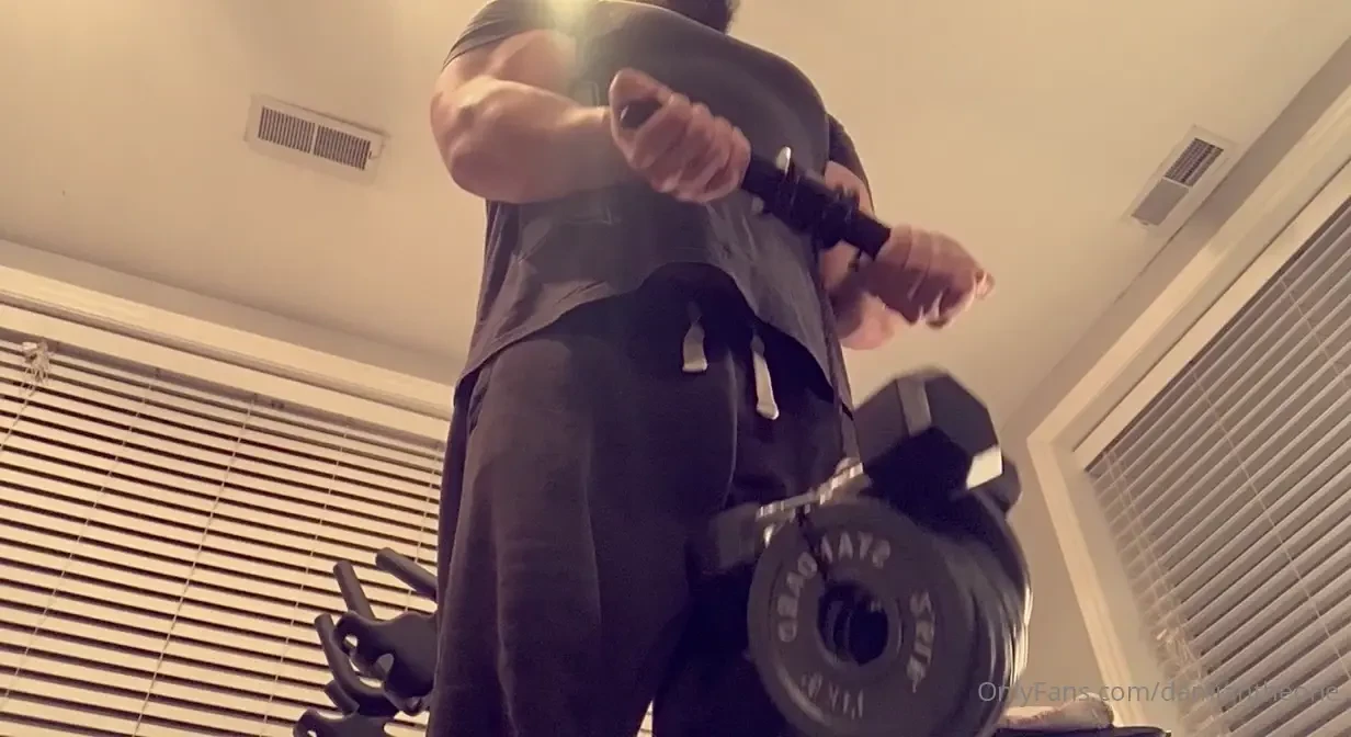 Daddy s doing his best with these home workouts 