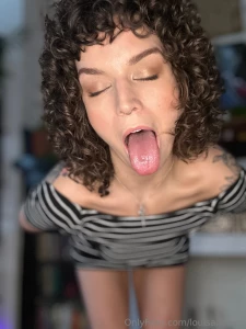 Who here likes collar bones and short skirts