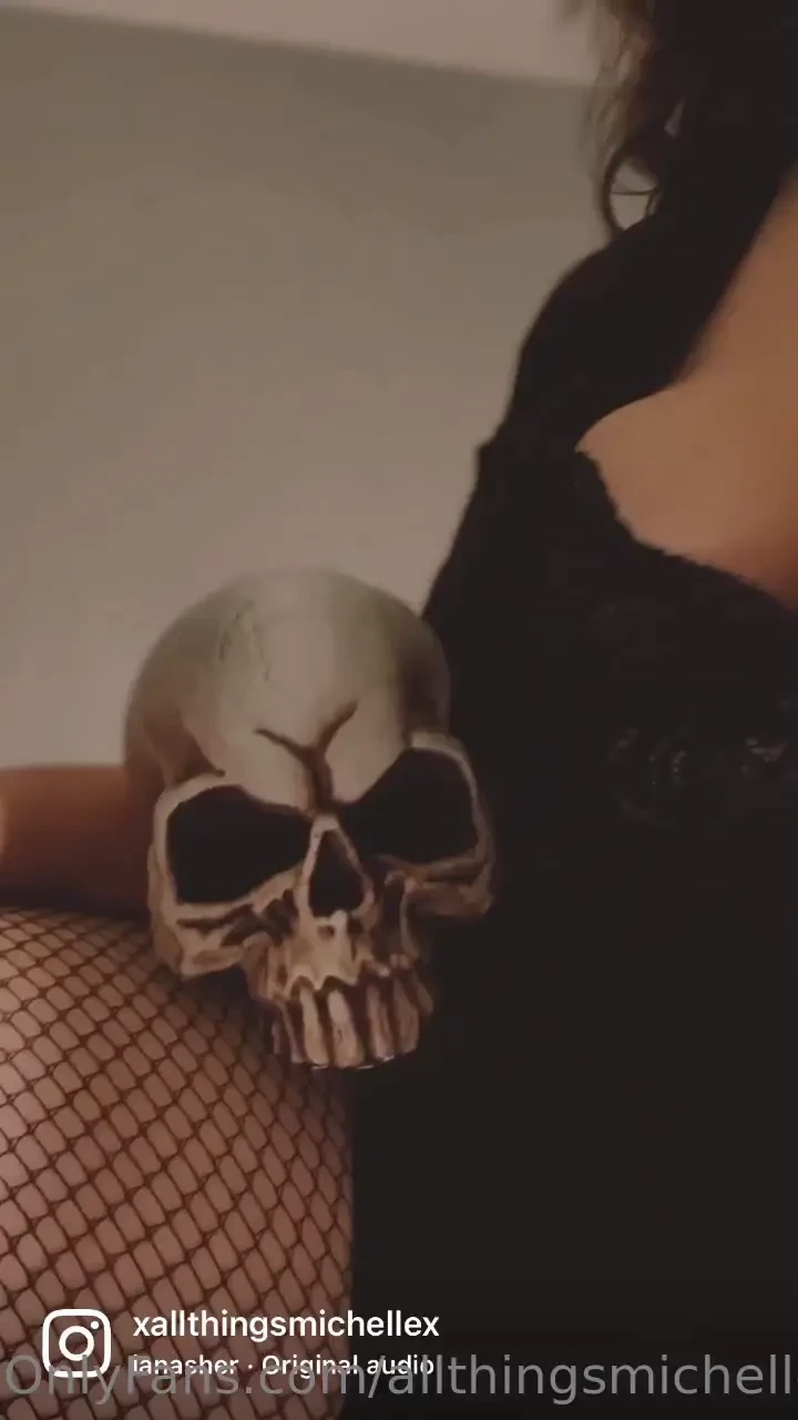 Halloween posts are going out on allthingsmichellexx 