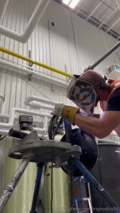 Your favorite blue collar worker doing blue collar shit