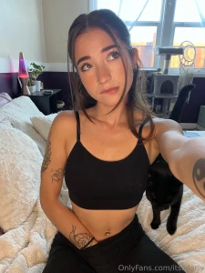 Feeling so damn needy rn my mind keeps going to dirty places dm me amp