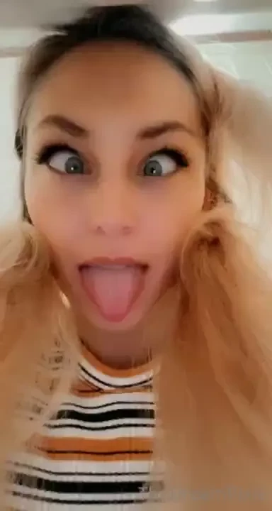 Gots to go to work soon but this what my phone sees w i g g l e eyes 