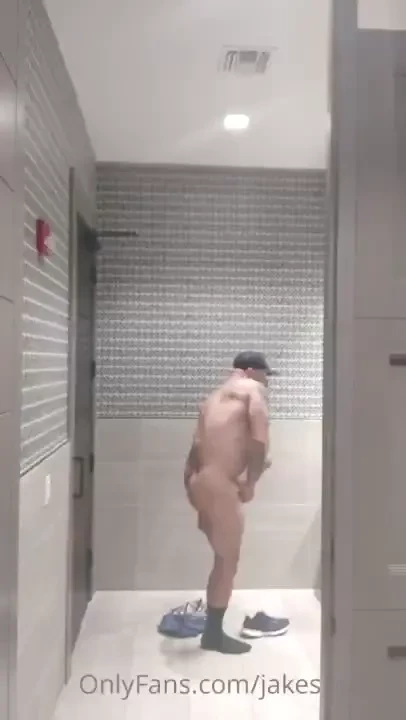 Cum in the gym bathtoom 