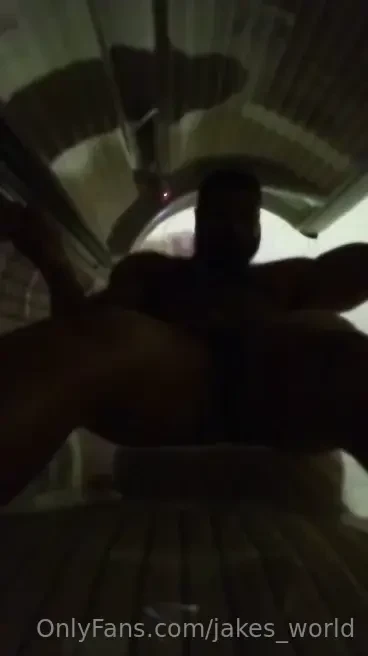 Tanning bed beat off with cumshot 