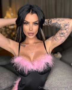 What s the first thing that captures you when your eyes land on me is