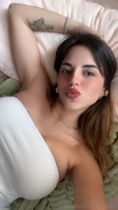 Con este calor necesito quitarme ya la ropa quien me ayuda a