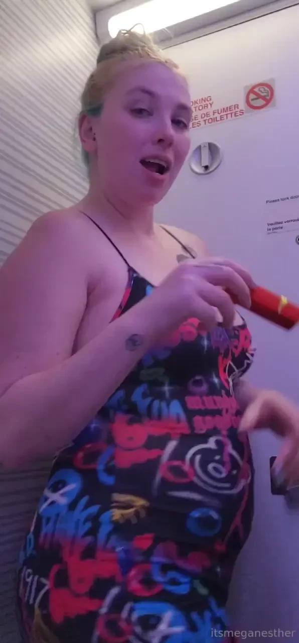 Come watch me strip down and masturbate on my flight it was so hot i 