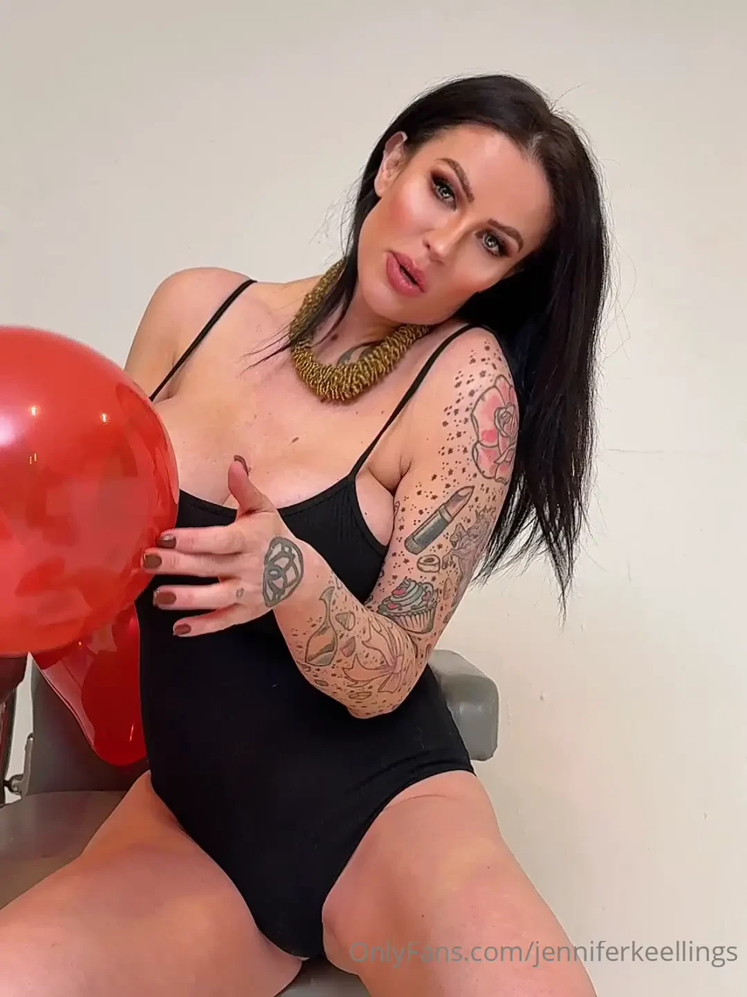 Cumm and pop some balloons with me 