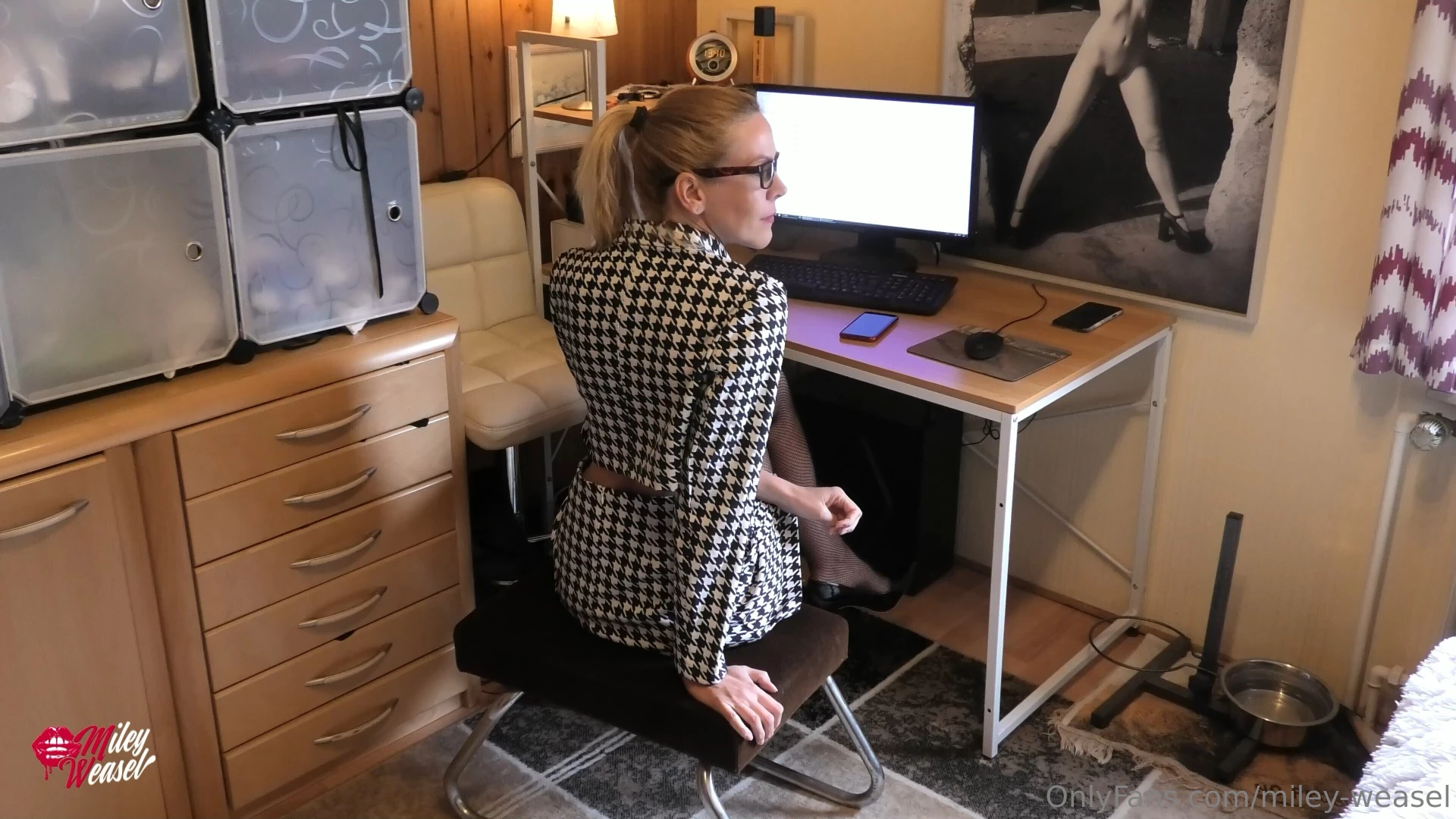 Das muss echt unter uns bleiben mein chef darf es einfach nicht 