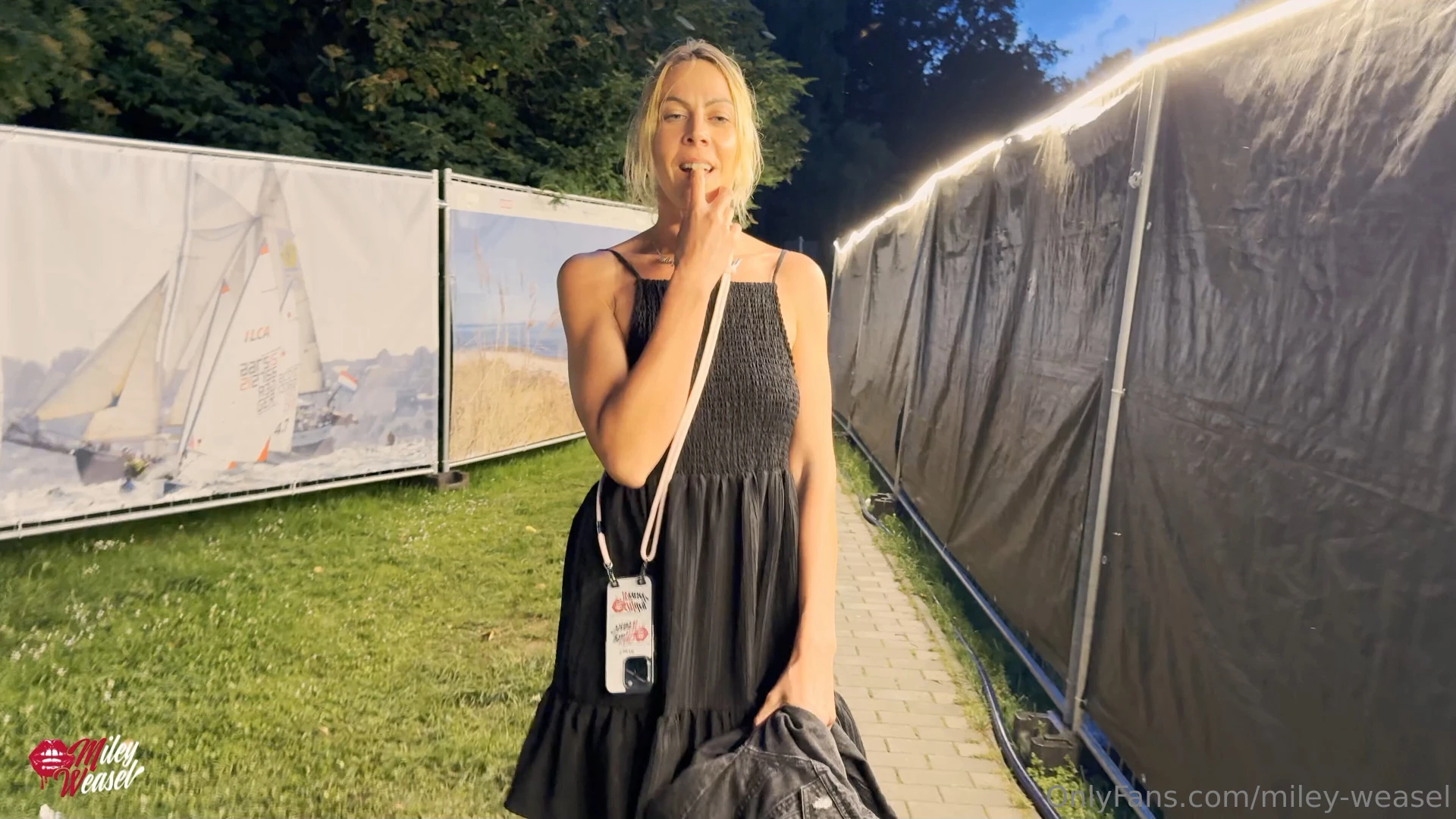 Ich sp re seinen intensiven blick auf dem volksfest lasse mein h schen 