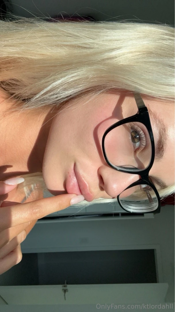 It s giving sexy librarian lol do we like the glasses guys 