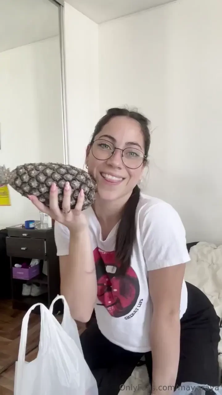 Hola mis nenes reci n vuelvo del supermercado y me calent con una pi a 