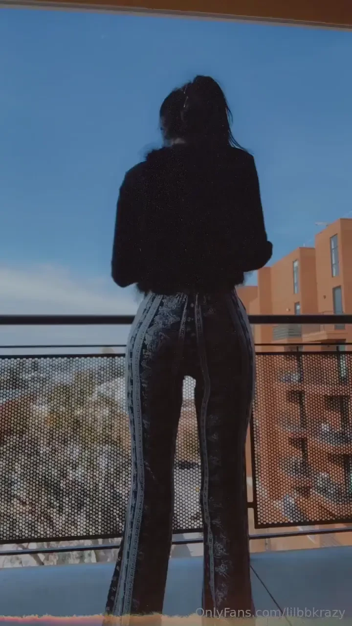 These pants make my lil booty pop 