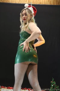 Would you like to see my big bubble butt in fishnets underneath this part 1