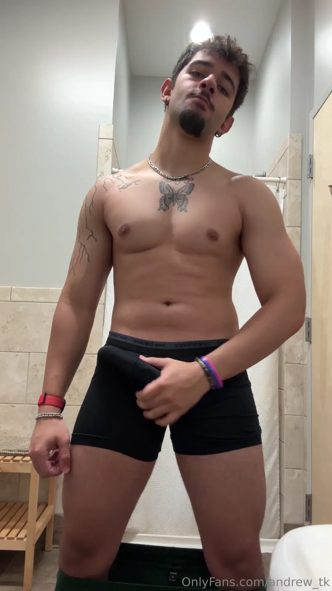 Chest day i look massive and something else looks massive too 