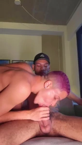 Brincando no cuzin do novin do grindr tadeuzinsz