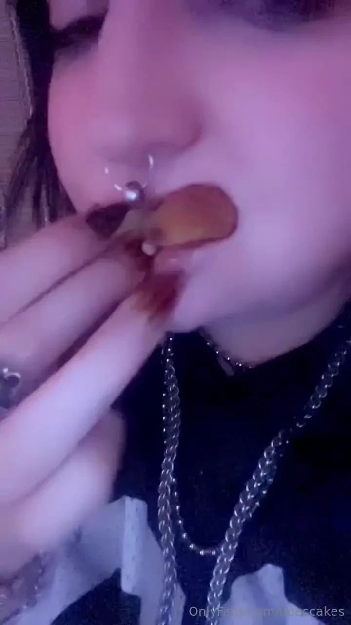 I thhiiinnnkkkkk icing might be my favorite food i wish i constantly 