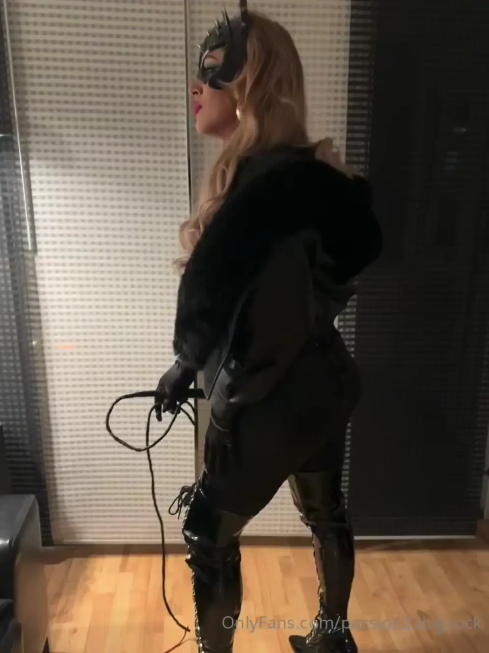 Cat woman come to me right now miau miau 