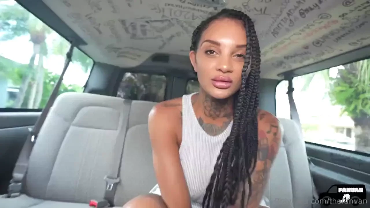 Yoooo we finally got leahmichellevip to come on the bus she was super 