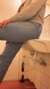 At uni trying to study but it s not easy when you re getting horny hey