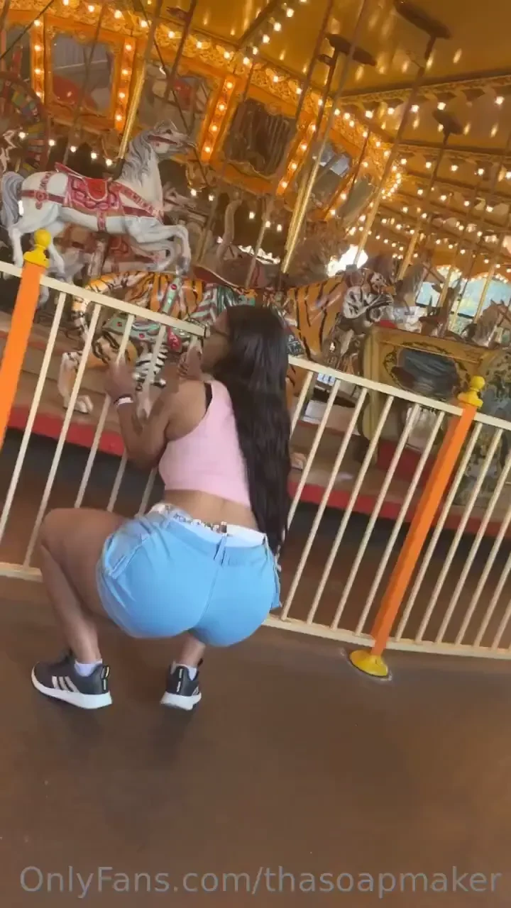 Amusement park twerk session 