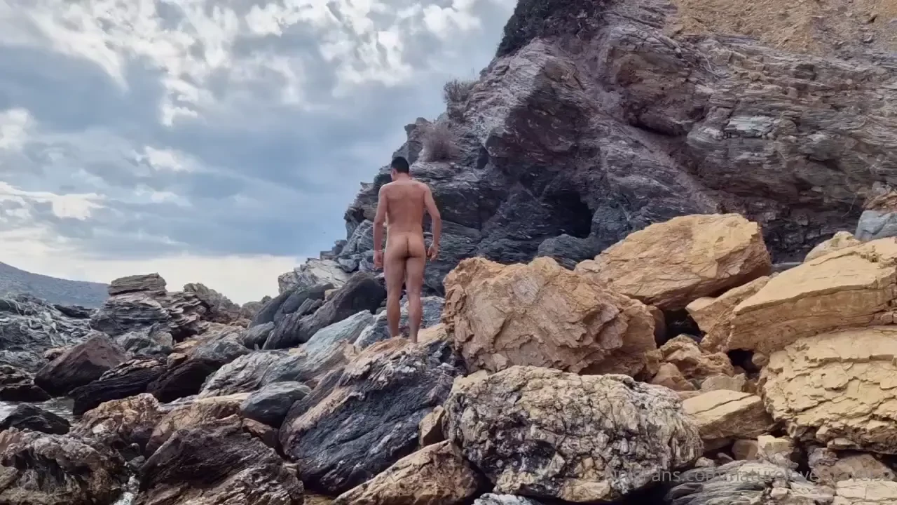 Full video just uploaded on my paid page love to be naked and explore 