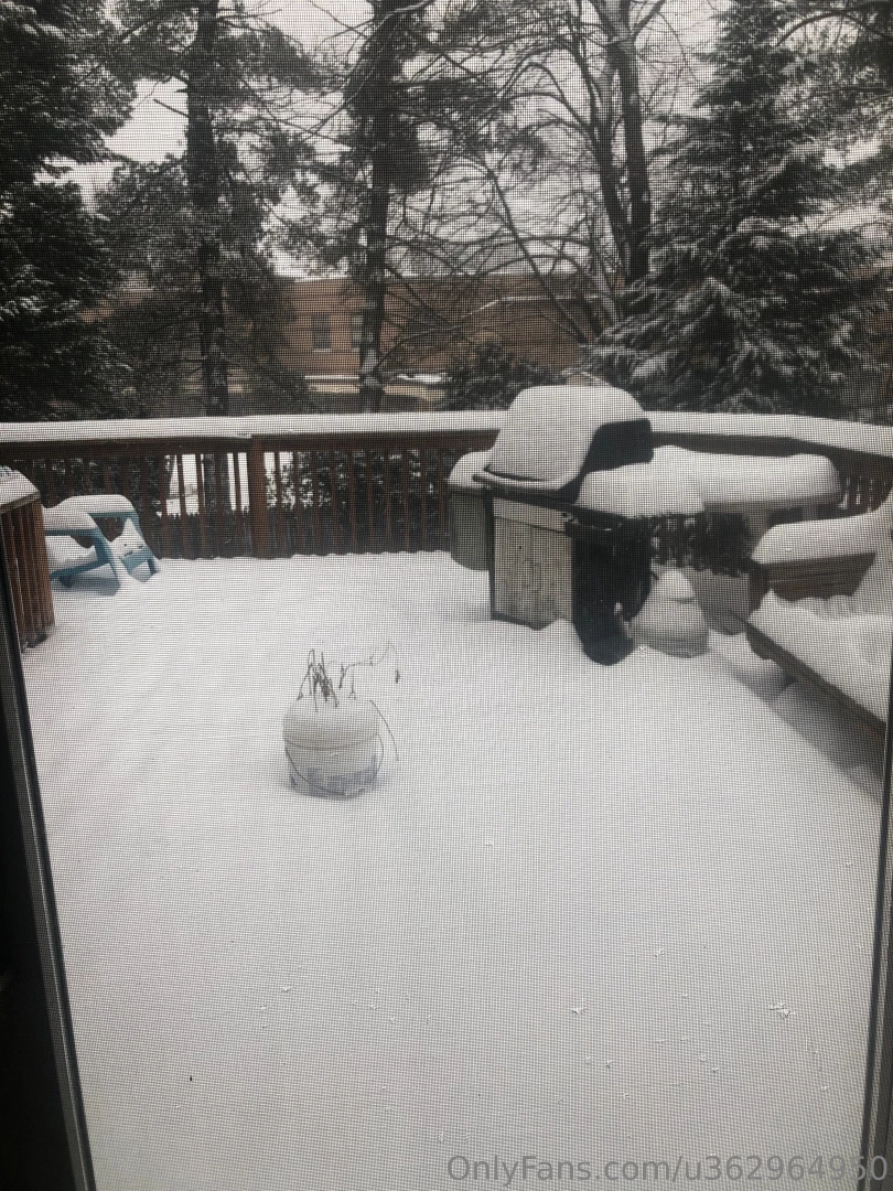 And it s still snowing it s supposed to snow all day until 1 am 