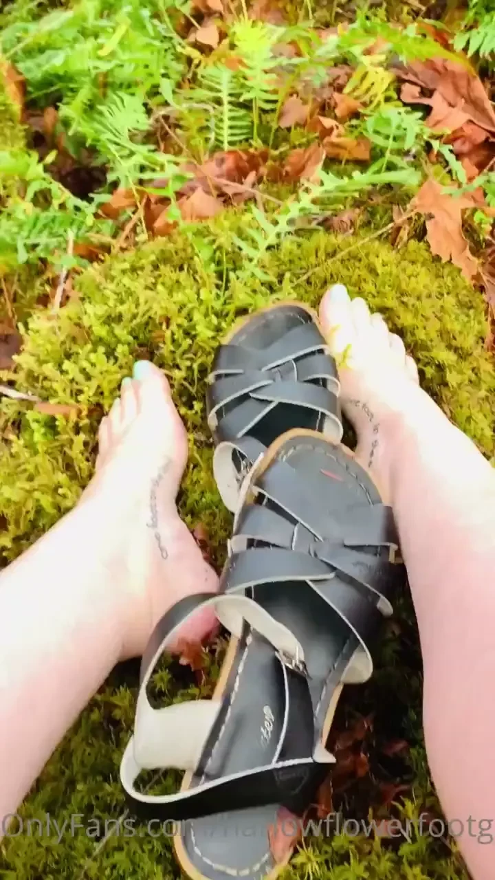 Squishing my bare footins in this delicious moss 
