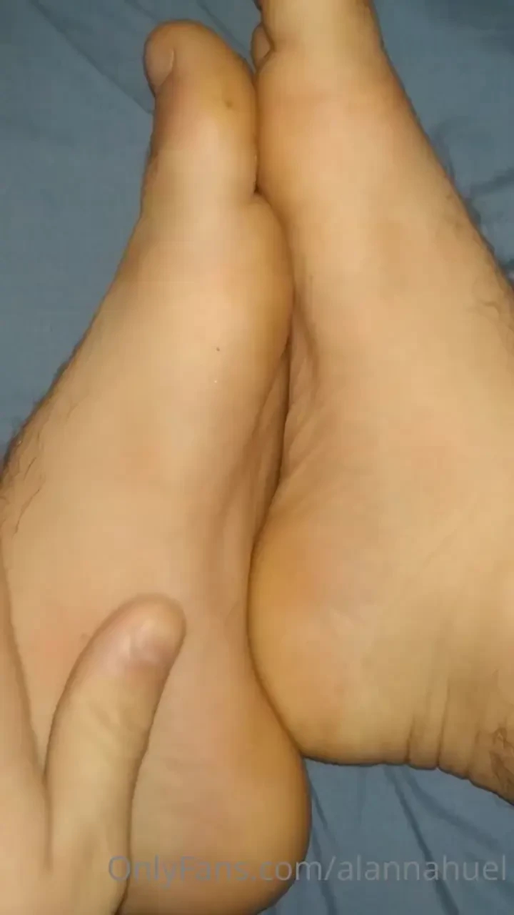 I love my feet i m going to suck them for a while 
