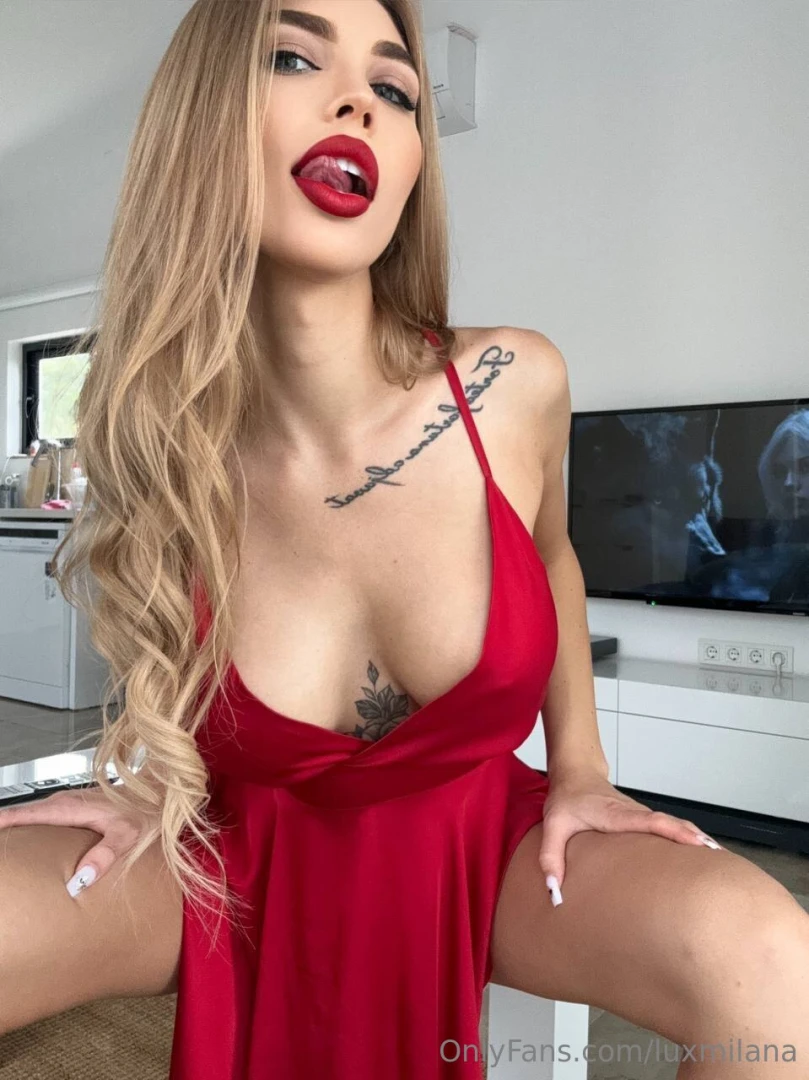 Woman in red - orgasm in bed 