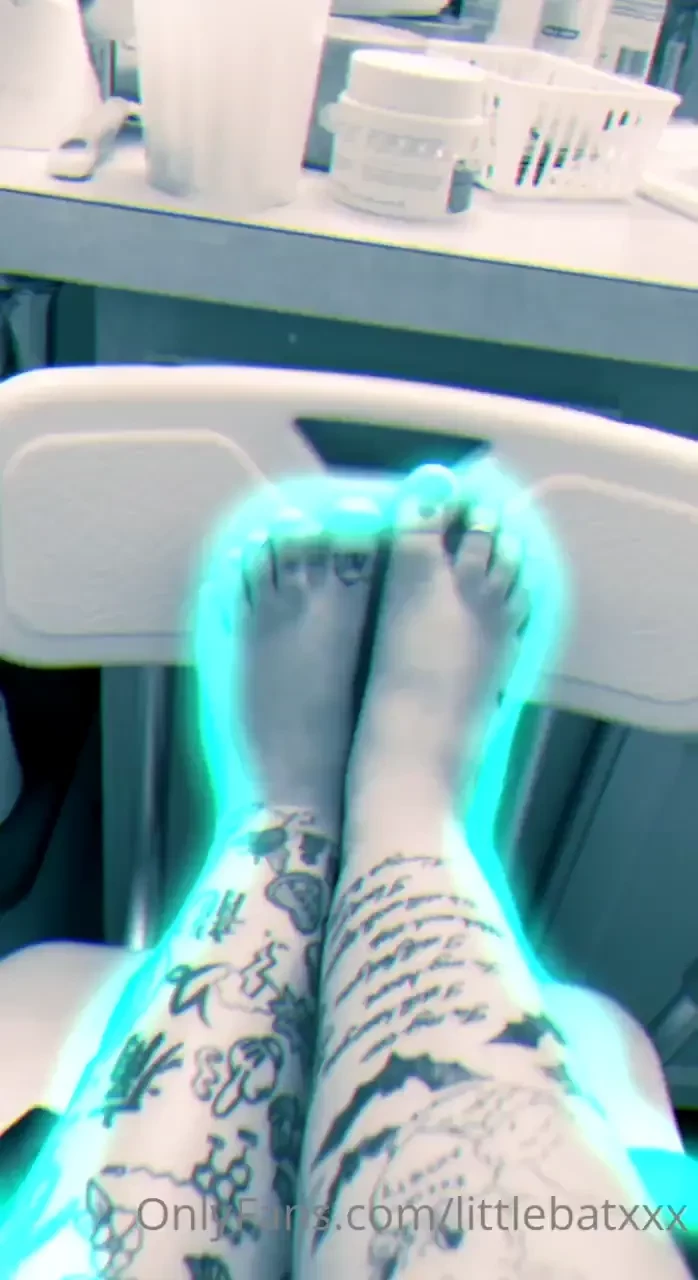 Pay for my pedicure amp then suck my pretty toes 