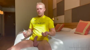 Do you want to see how i play with my cock and ass md