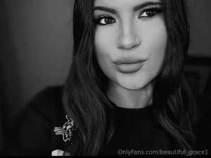 Advertisement hot brunette who loves to serve you im online now