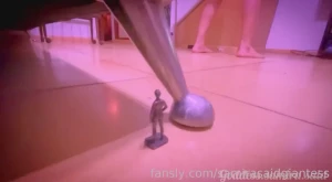 Giantess samira busca desesperada a su peque o por toda la casa porque