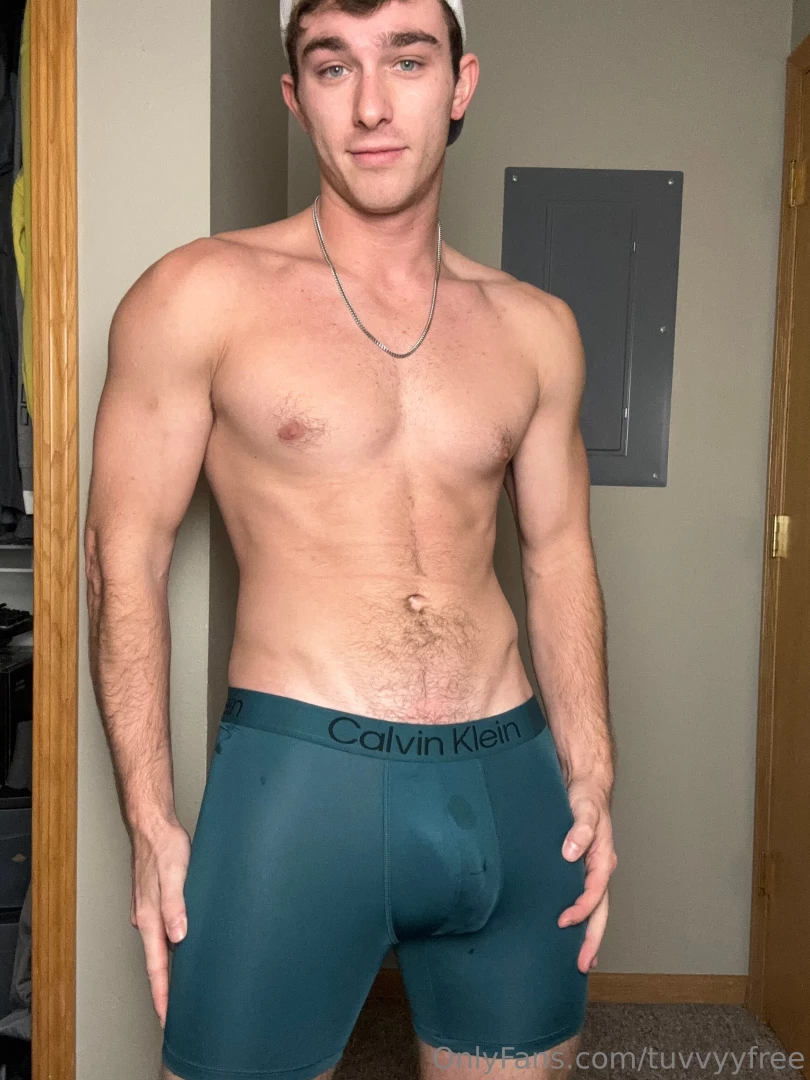 Going live right now come watch me bust a load 