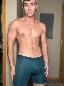 Going live right now come watch me bust a load