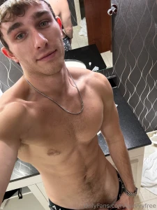 It s late i m naked and i m feeling like a slutt tonight dm me and let