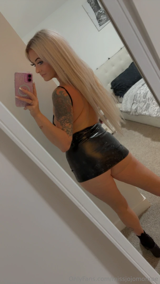 Do you like leather and sluts sluts in leather your gonna wanna unlock 