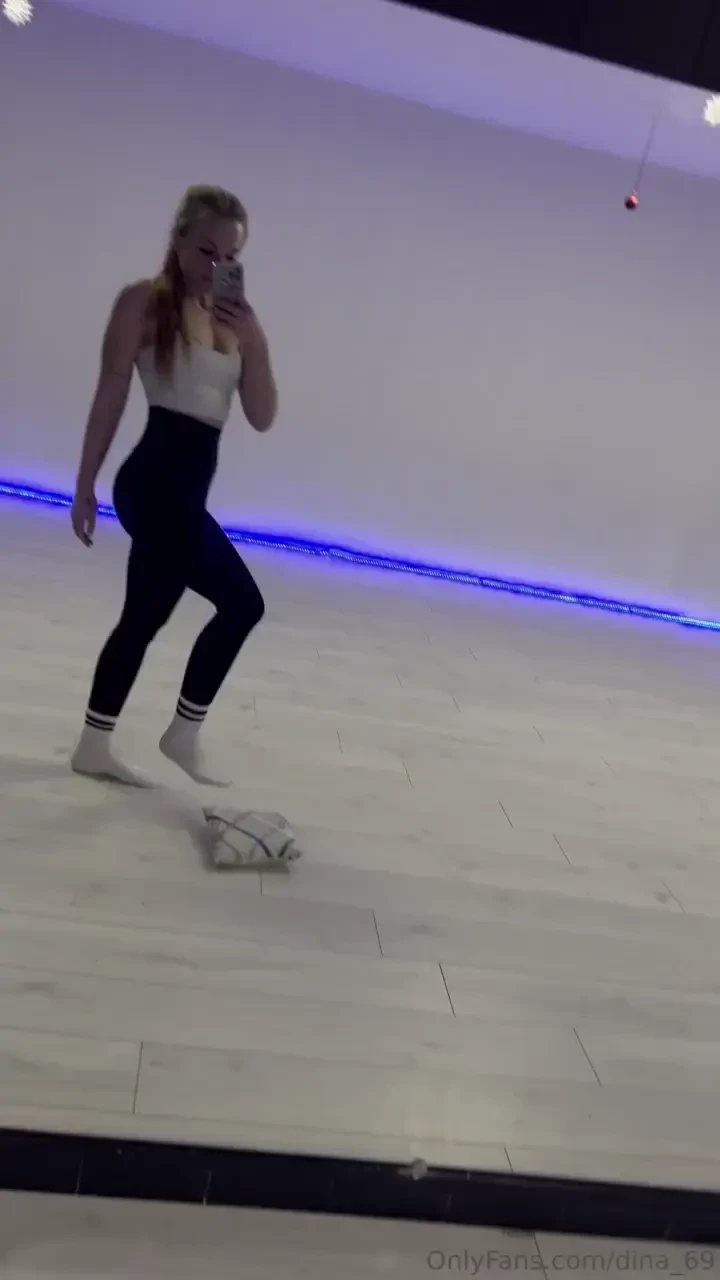 Omg recently moved out her parents house this 19yr old freak is new 