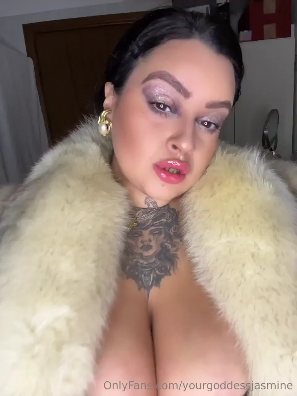 Mommy trying to take cute pics for you to join this holiday 