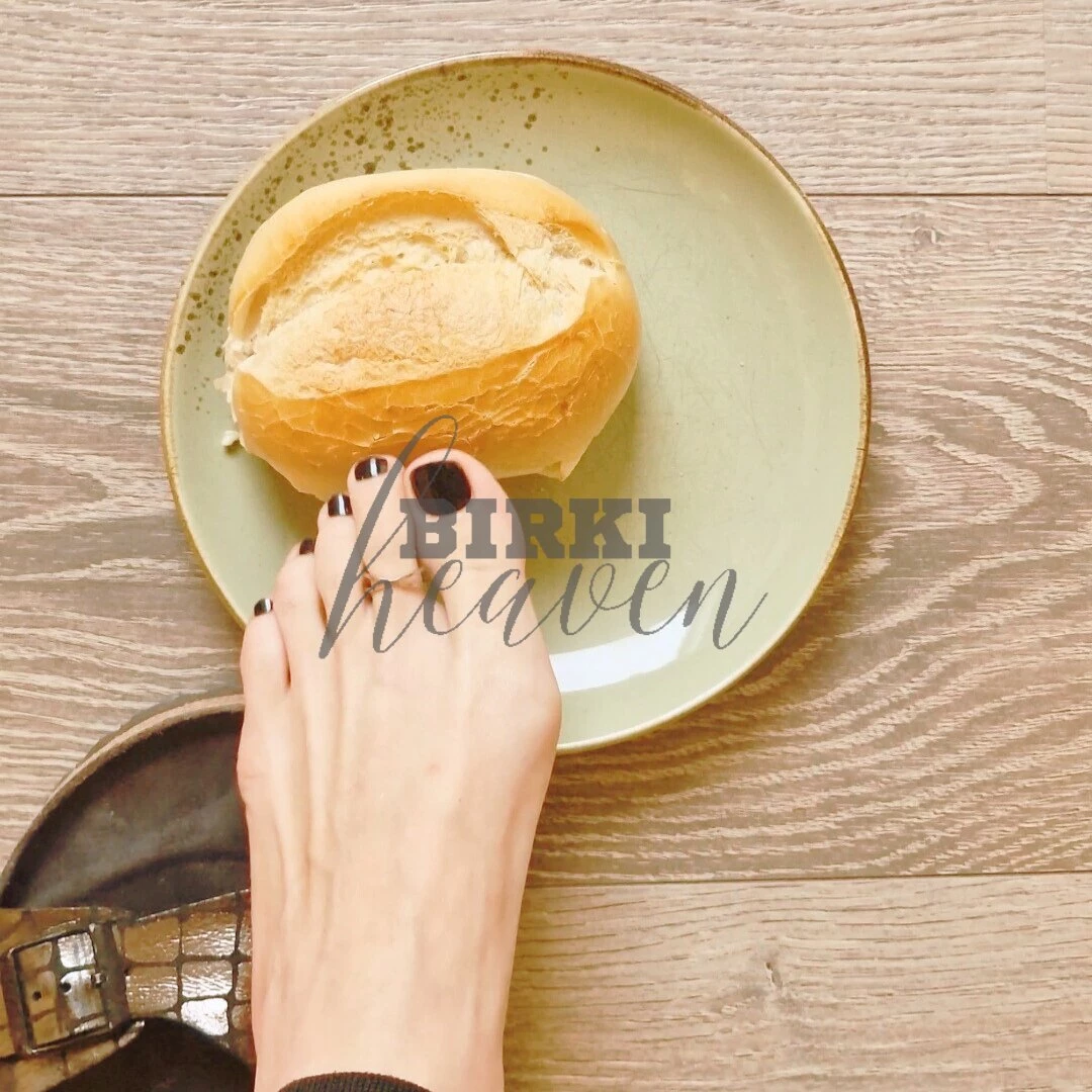 Such a fresh crispy bun i just had to press my toes on it a few times 